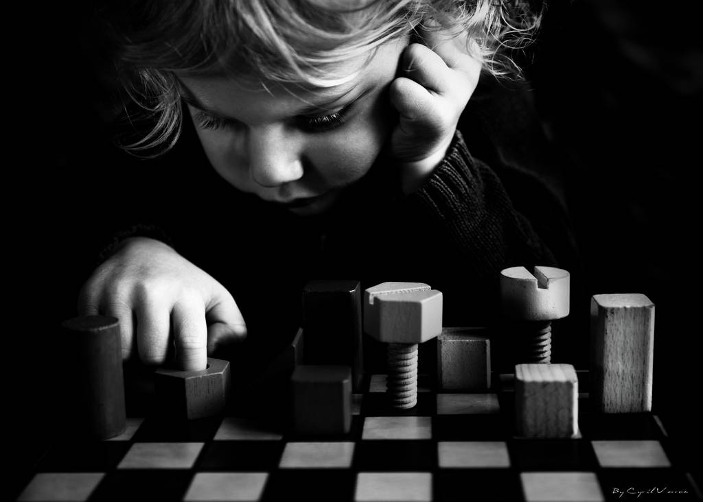 niña jugando al ajedrez