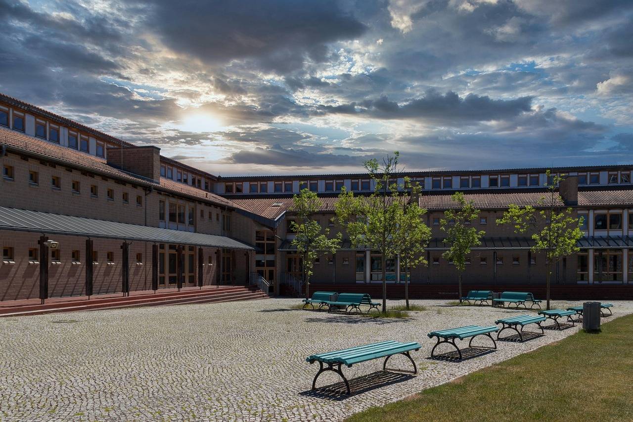patio de un colegio al sol