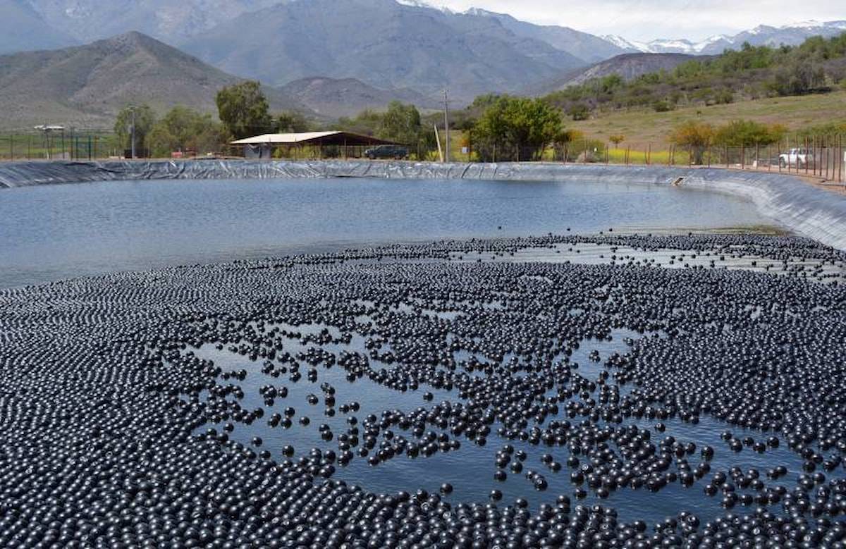 Primera piscina de Aguas del Valle en Combarbalá donde se han utilizado las esferas para reducir la evaporación. / Aguas del Valle