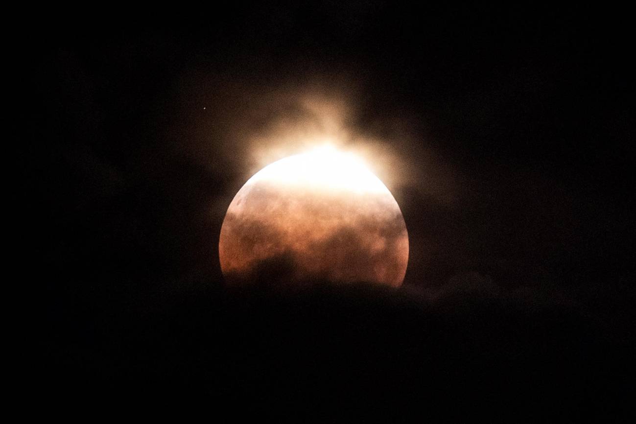 Así se ha visto el eclipse lunar desde Los Ángeles
