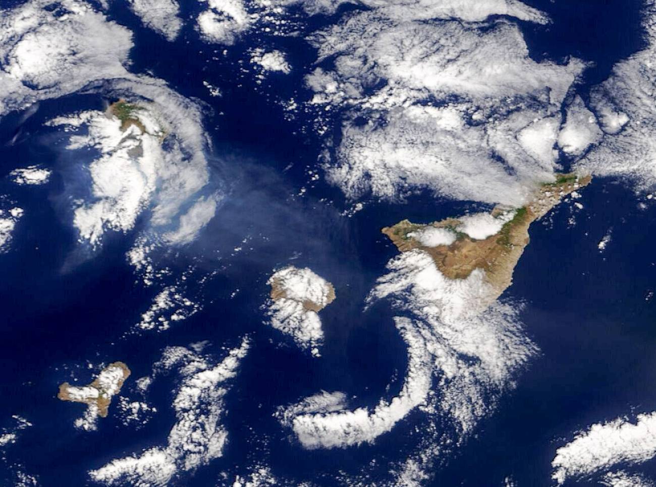 La columna del volcán de La Palma a vista de satélite