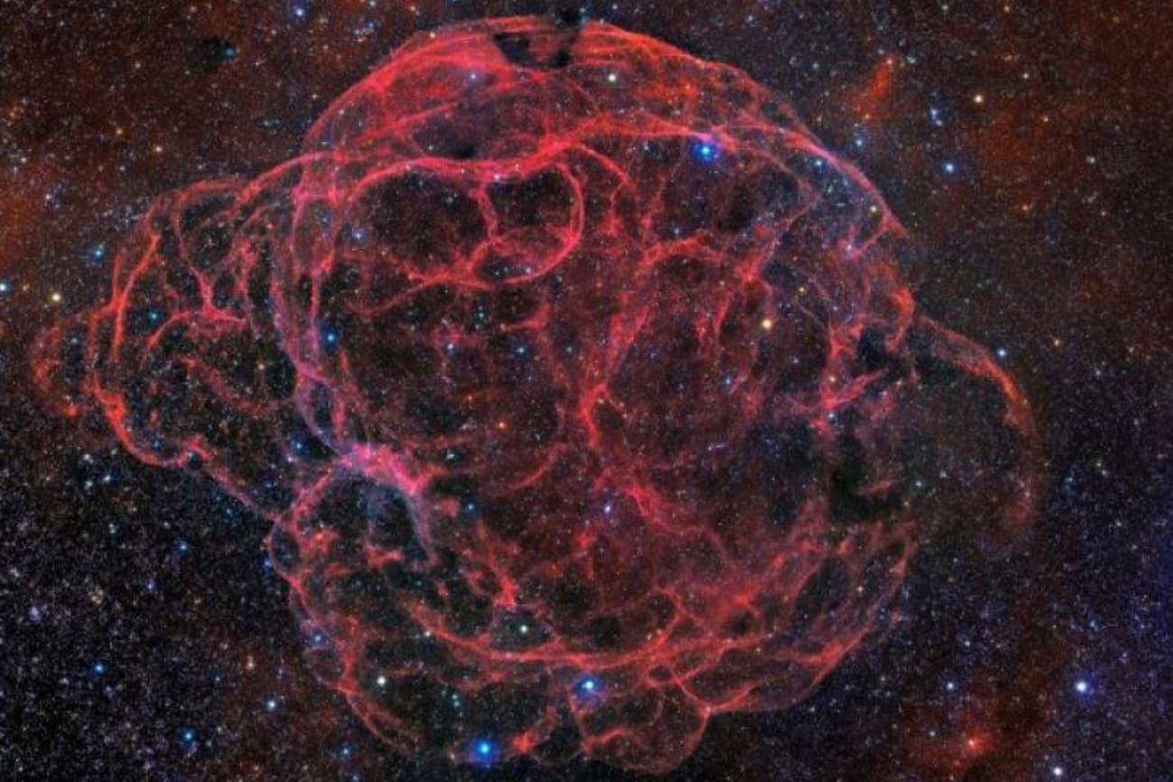 Imagen de Simeis 147 (también conocido como Sharpless 2-240 y, en ocasiones, como Nebulosa Espagueti), obtenida con el astrógrafo remoto de la Unidad de Comunicación y Cultura Científica (UC3), del Instituto de Astrofísica de Canarias (IAC), desde el Obse