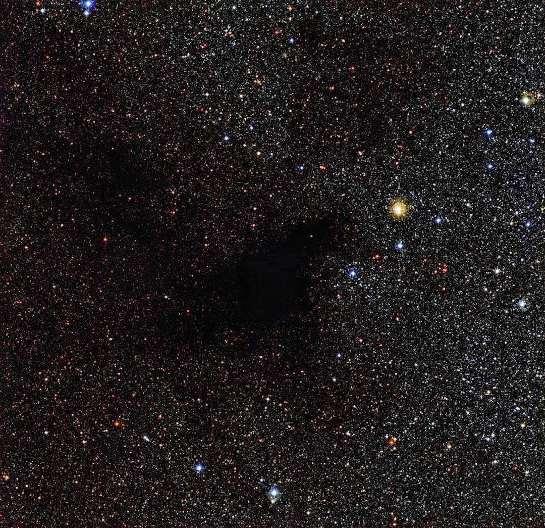 Una nube negra oscurece la luz de cientos de estrellas