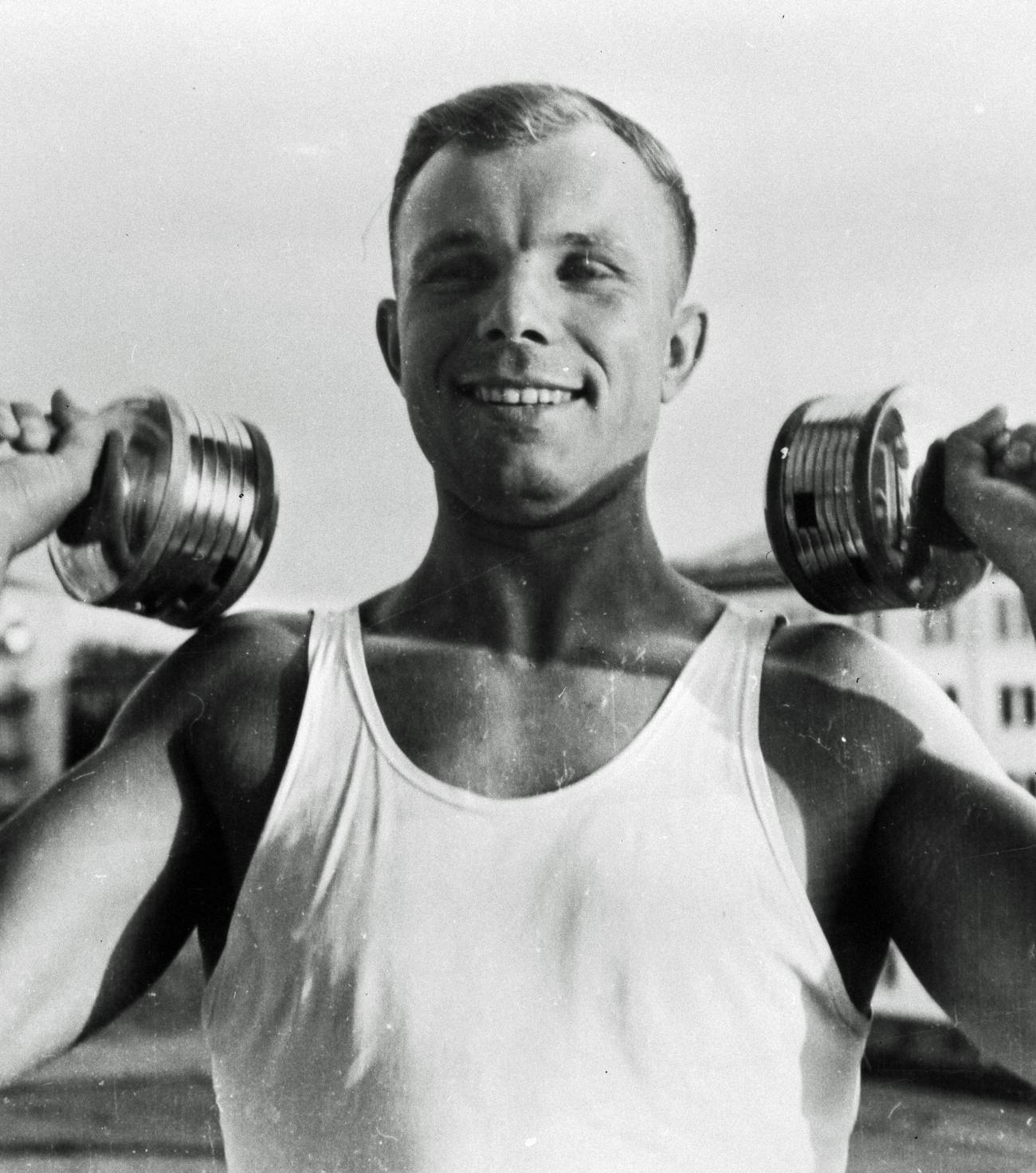 En la imagen, un joven Gagarin se prepara físicamente para su vuelo orbital.
