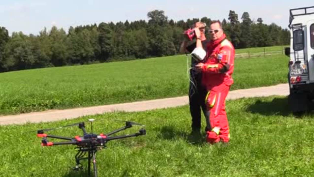 Dos hombres poniendo a prueba un dron