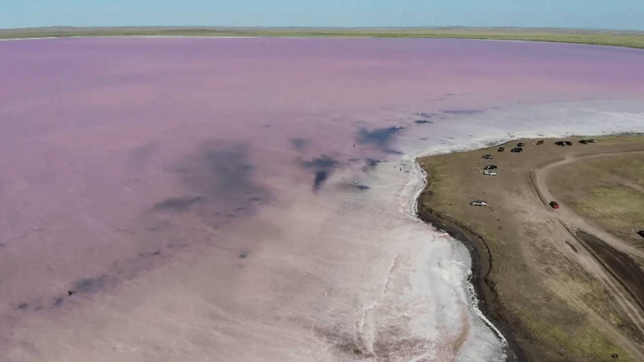 Una panorámica del lago Kobeytuz desde las alturas. / EFE