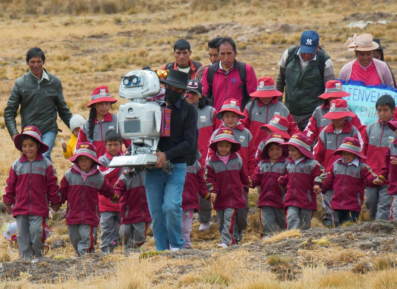 Niños con un robot