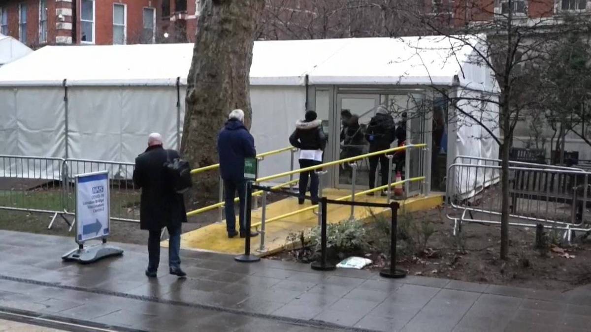 personas esperan en un centro de vacunación