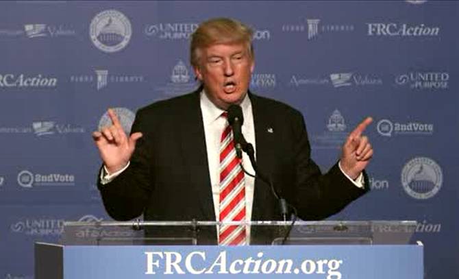 Trump dando un discurso  en incertidumbre la lucha contra el cambio climático