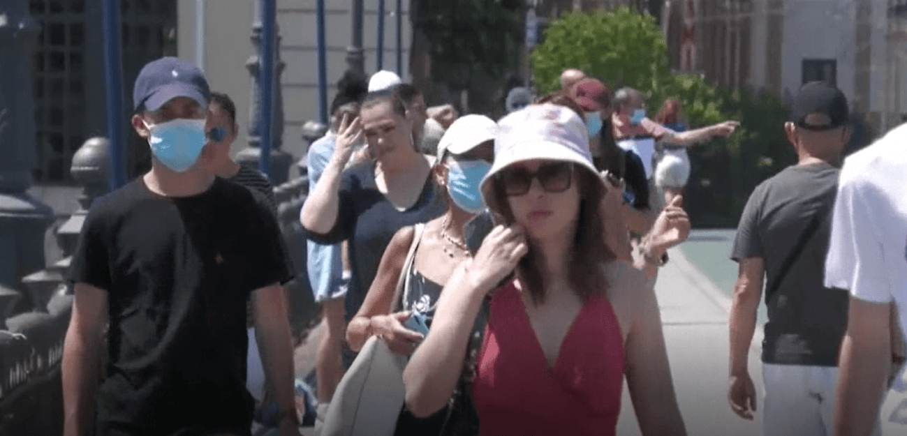 Personas con gorras protegiéndose de la radiación solar