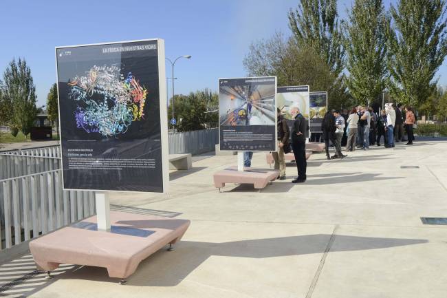 Exposición 'La Física de nuestras vidas' en los exteriores del Parque de las Ciencias
