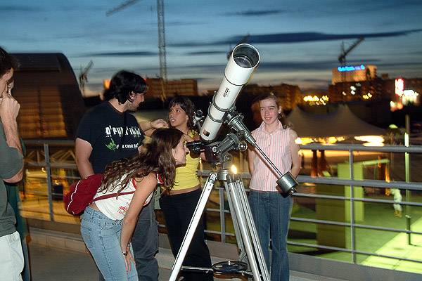 Observación en los exteriores del museo