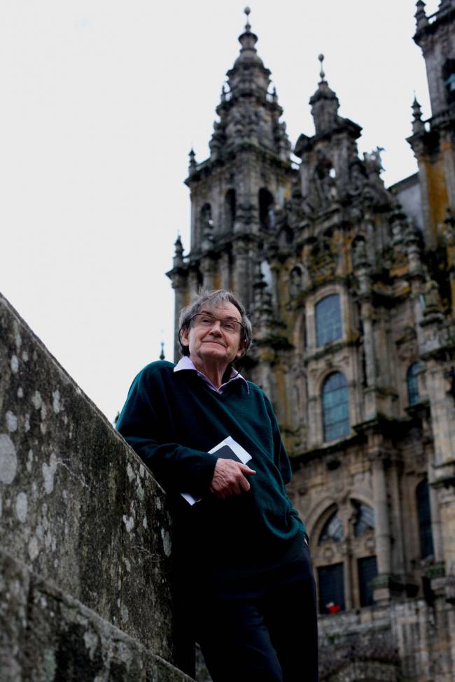 Roger Penrose frente a la catedral de Santiago
