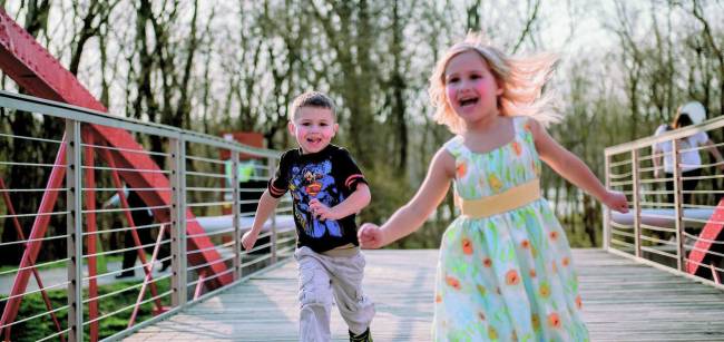 niños corriendo por un parque