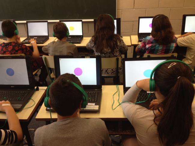 Niños realizando pruebas