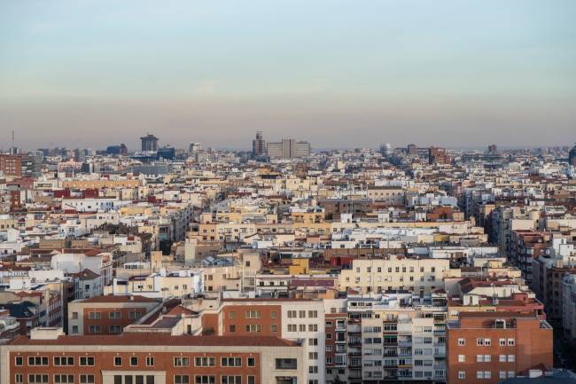 Vista de los edificios de una ciudad y la boina de contaminación