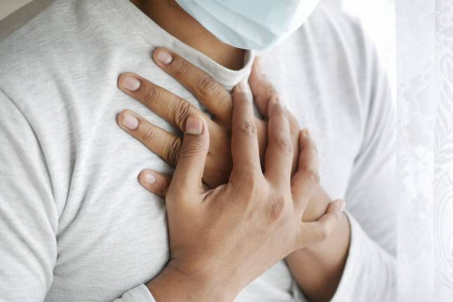 Hombre llevándose las manos al pecho por fuerte dolor. / Pexels