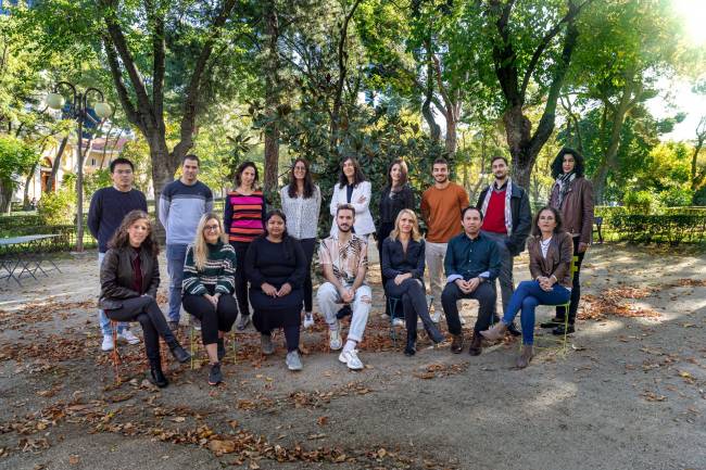 Un grupo de investigadores posan en un parque exterior.