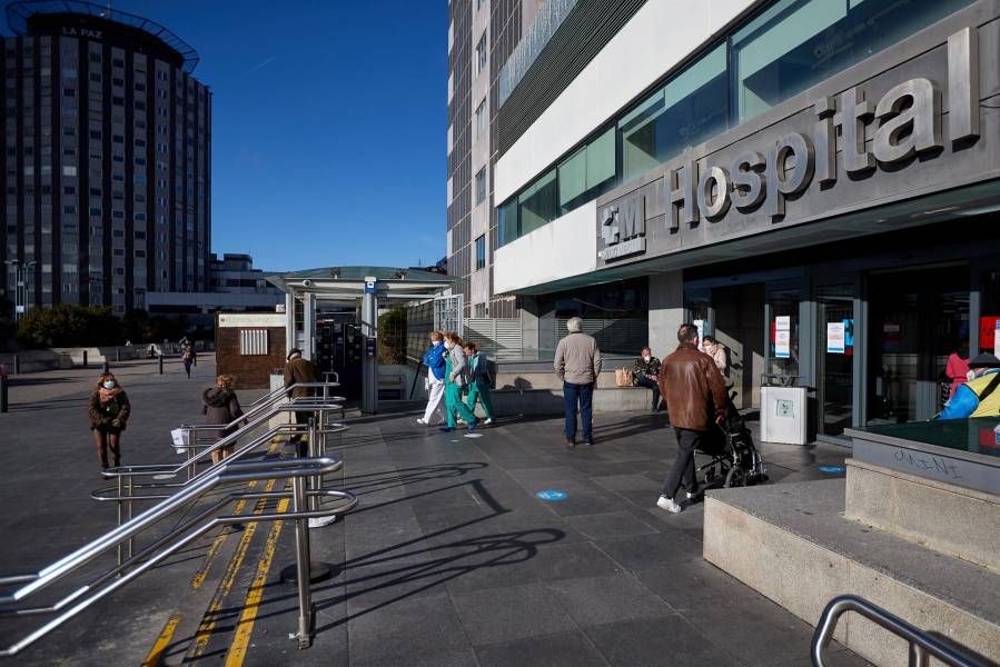 Vista de un acceso al hospital de La Paz en Madrid