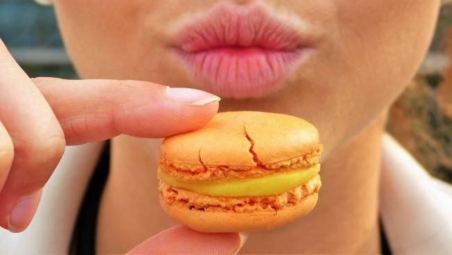 mujer comiendo un dulce