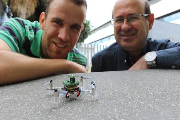 Los investigadores Javier Burgués y Santiago Marco, de la Facultad de Física de la Universidad de Barcelona y del Instituto de Bioingeniería de Cataluña (IBEC).