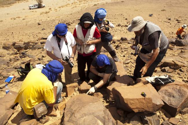 El equipo estudia grabados rupestres en Tachokalt. Autor : Proyecto Tamanart.