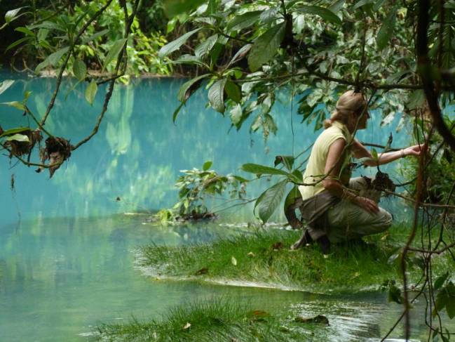 Investigadora en la Laguna Azul