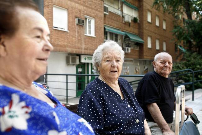 tres ancianos en un banco