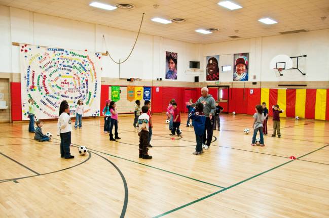 La educación física refuerza el trabajo en equipo y la superación. / You Belong in Longmont