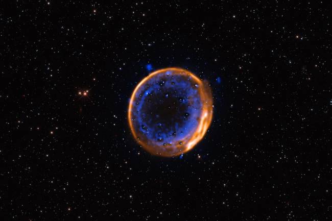 Restos en expansión de la supernova SNR 0509-67.5, captados por el telescopio VLT. / ESO | P. Das et al. Background stars (Hubble): K. Noll et al.