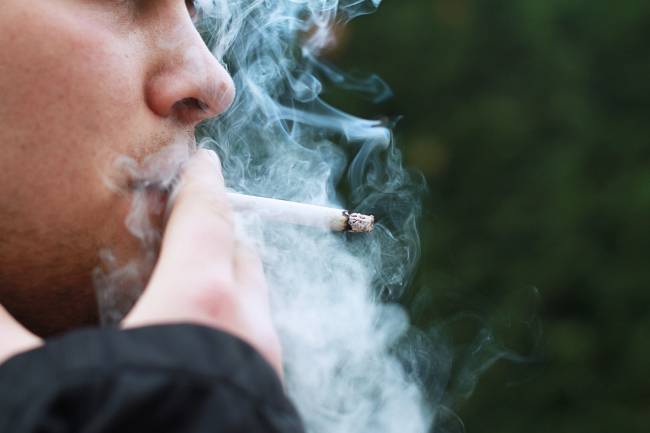 hombre fumando