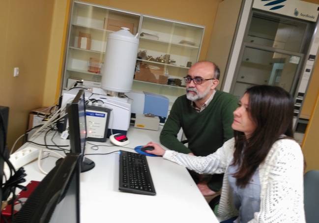 Juan Jesús López González y Mª Mar Quesada trabajan en uno de los equipos del CICT de la UJA. 