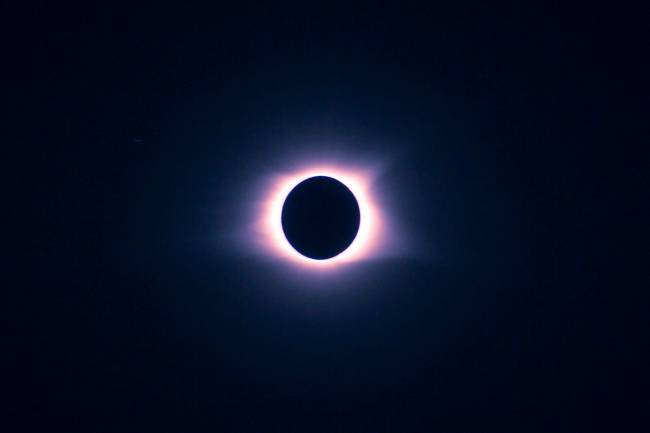 Luna eclipsando al Sol