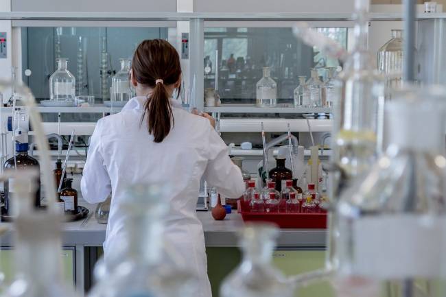 mujer en un laboratorio