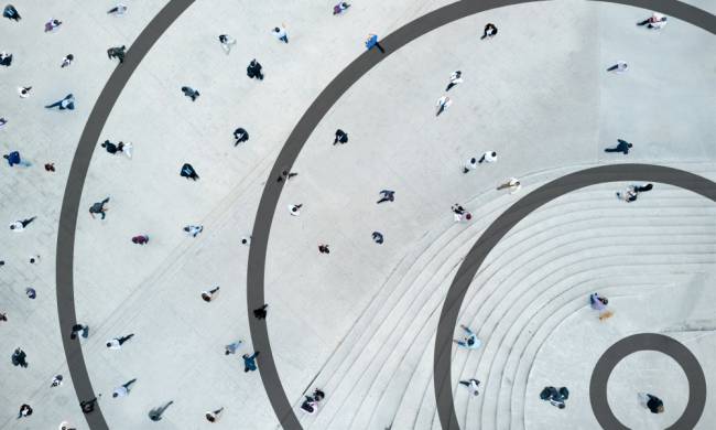 Personas paseando por una plaza desde una perspectiva aérea con círculos en torno a ellas