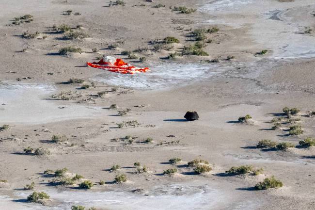 Cápsula de retorno de muestras de la misión OSIRIS-REx poco después de aterrizar en el Campo de Pruebas y Entrenamiento que tiene el Departamento de Defensa de EE UU en el desierto de Utah. / NASA/Keegan Barber