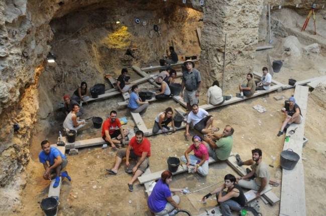Equipo que excava estos días en el Abric Romaní, en plena acción, bajo la dirección del arqueólogo y director del IPHES Eudald Carbonell (de pie en el centro de la imagen). / Palmira Saladié (IPHES)