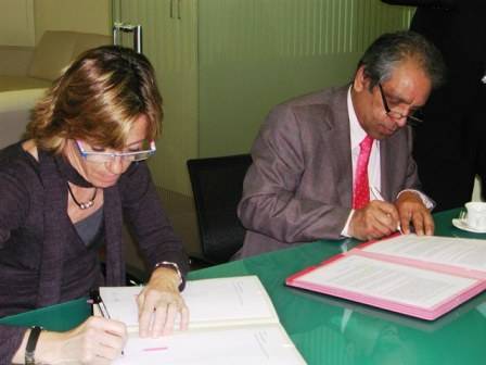 Un momento de la firma del convenio