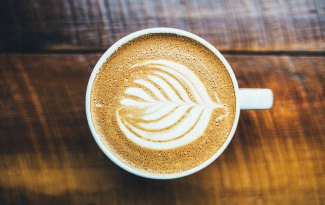 una taza de café sobre una mesa