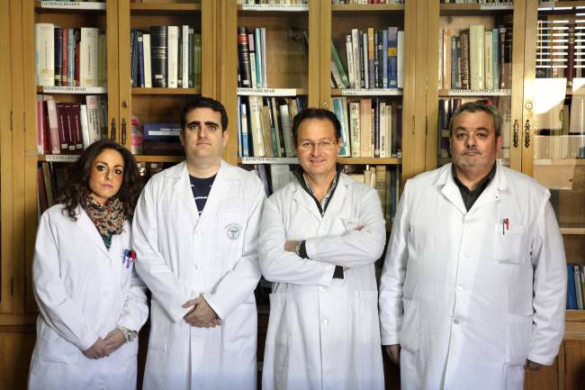 De izquierda a derecha, Isabel Molina-Villalba, Pablo Olmedo Palma, Fernando Gil Hernández y José Santiago Rodríguez, miembros del grupo de investigación de Medicina Legal y Toxicología de la Universidad de Granada. 