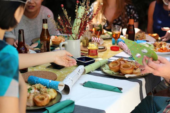 Mesa con comida y comensales