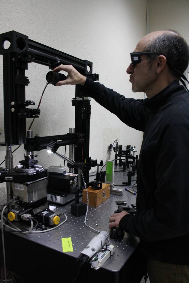 El físico Pablo Moreno realiza experimentos con el láser