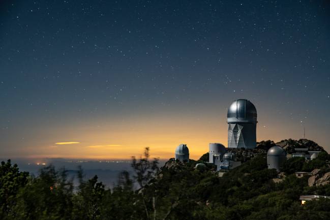 El Instrumento Espectroscópico de Energía Oscura (DESI) está situado sobre el telescopio Mayall del Observatorio Nacional de Kitt Peak