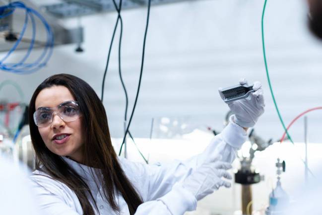 investigadora en laboratorio