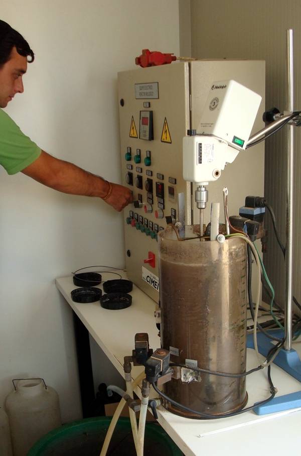 Reactor secuencial a escala de laboratorio.
