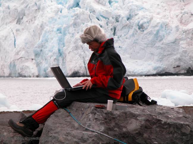 Carmen Domínguez, de la Universidad de Salamanca, y Adolfo Eraso, de la Politécnica de Madrid, miden la descarga de los glaciares y creen que el fenómeno es puntual.