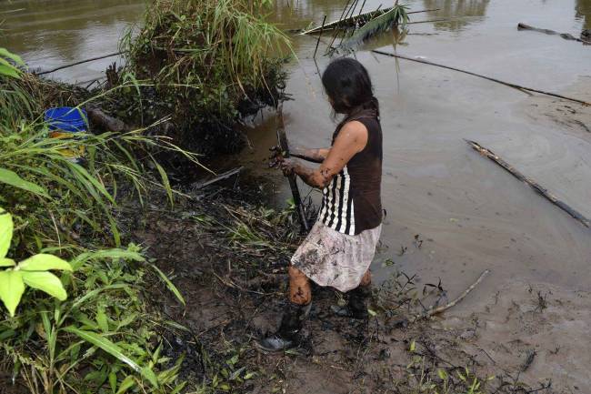  Pobladores limpian un derrame de petróleo este martes, 9 de febrero de 2016, en el municipio de Chiriaco, en la región de Amazonas (Perú). / Efe