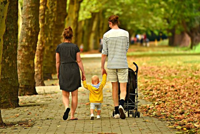 padre y madre con hijo