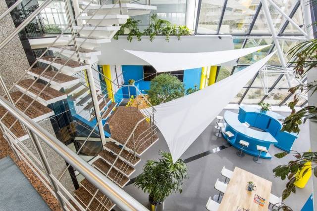 espacio de trabajo con diseño biofílico