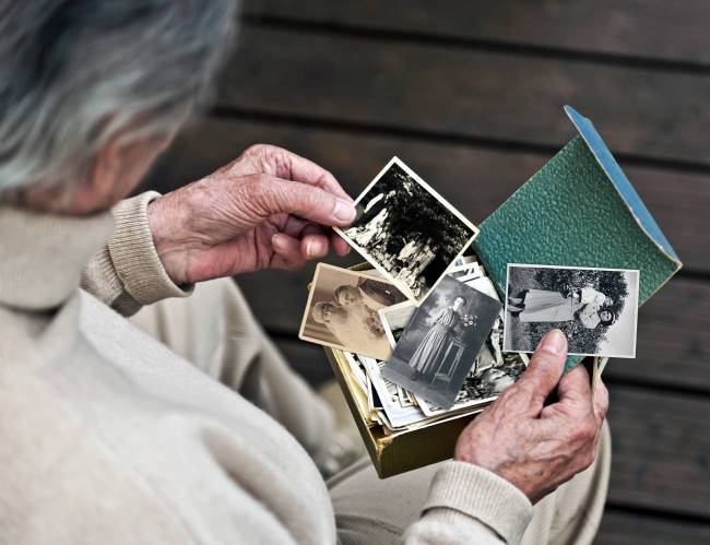 mujer con fotos antiguas